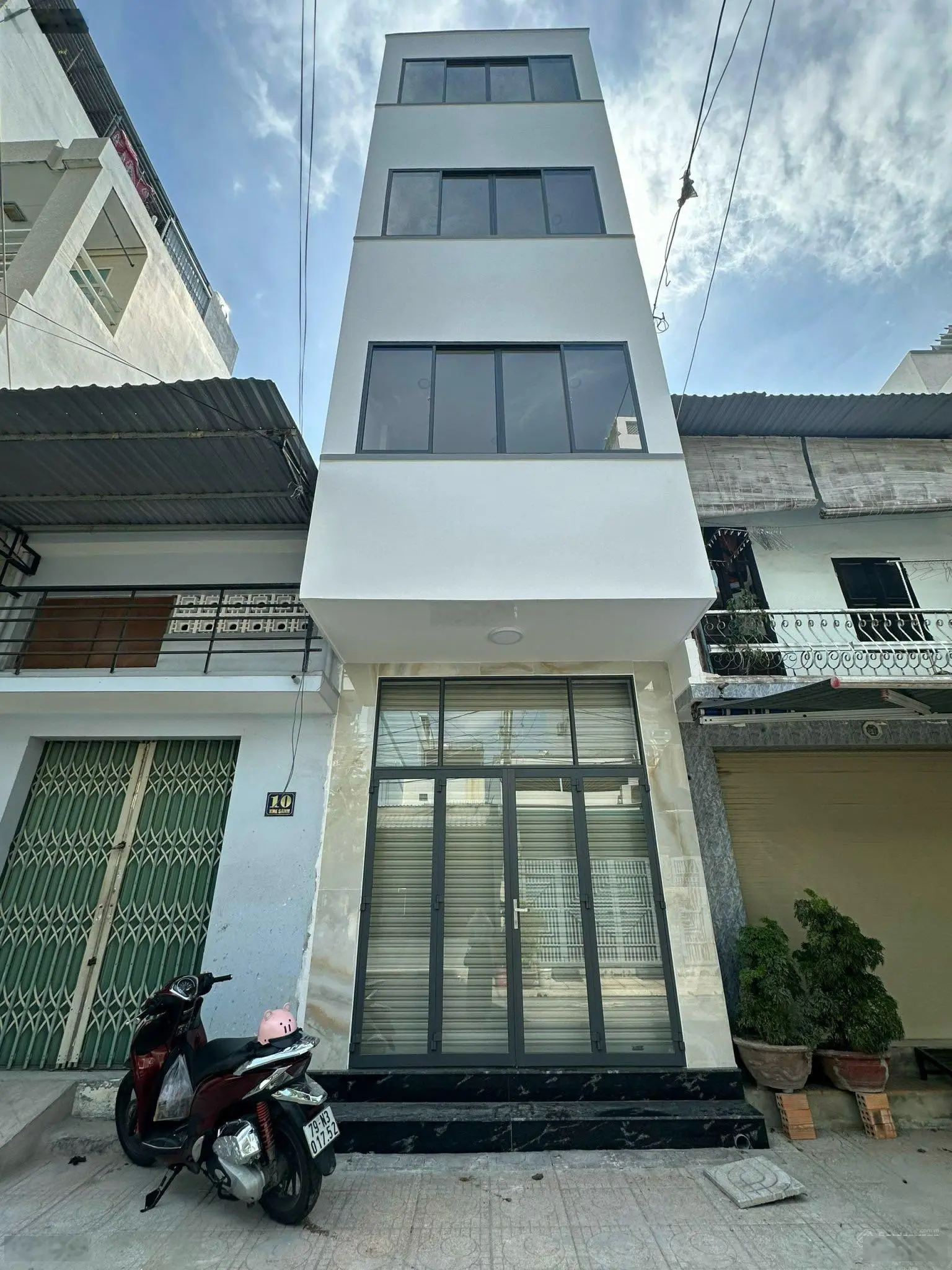 Nhà mới 3 tầng, cạnh biển phường Vĩnh Nguyên, TP Nha Trang