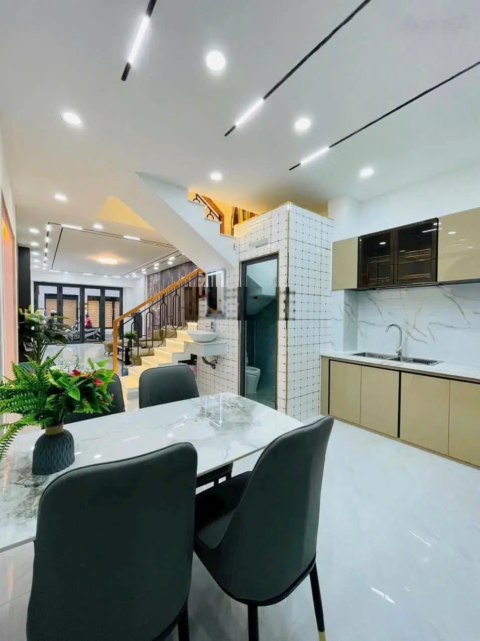 Cần tiền bán gấp nhà 1 trệt 1 lầu ngay đường 22 tháng 12 gần cổng khu Vsip 1 sổ hồng riêng