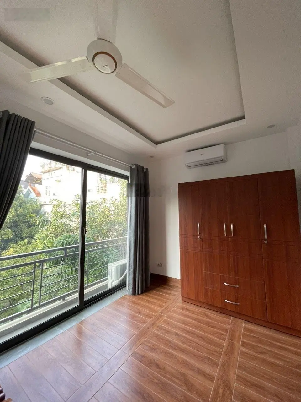 Nhà gần bệnh viện Phương Đông, diện tích 30m2, 5 tầng, mặt tiền 5.23m. Mặt tiền thoáng mát