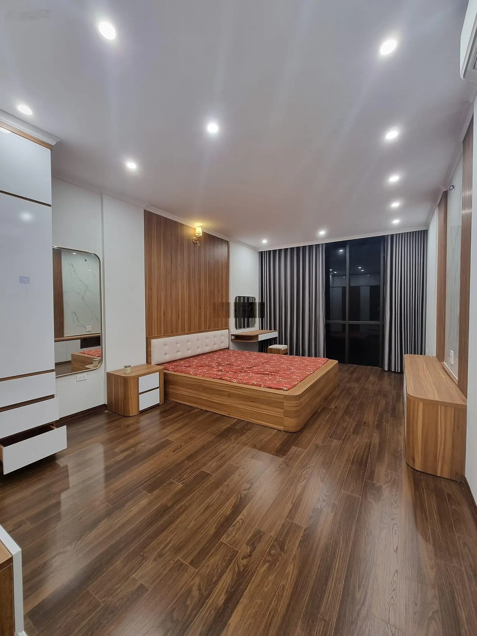 Hiếm! 14.2 tỷ - bán nhà phố hoàng cầu - dt 55m2 - 5 tầng - mt 4,5m - 1 nhà ra mặt phố - vf3 vào nhà