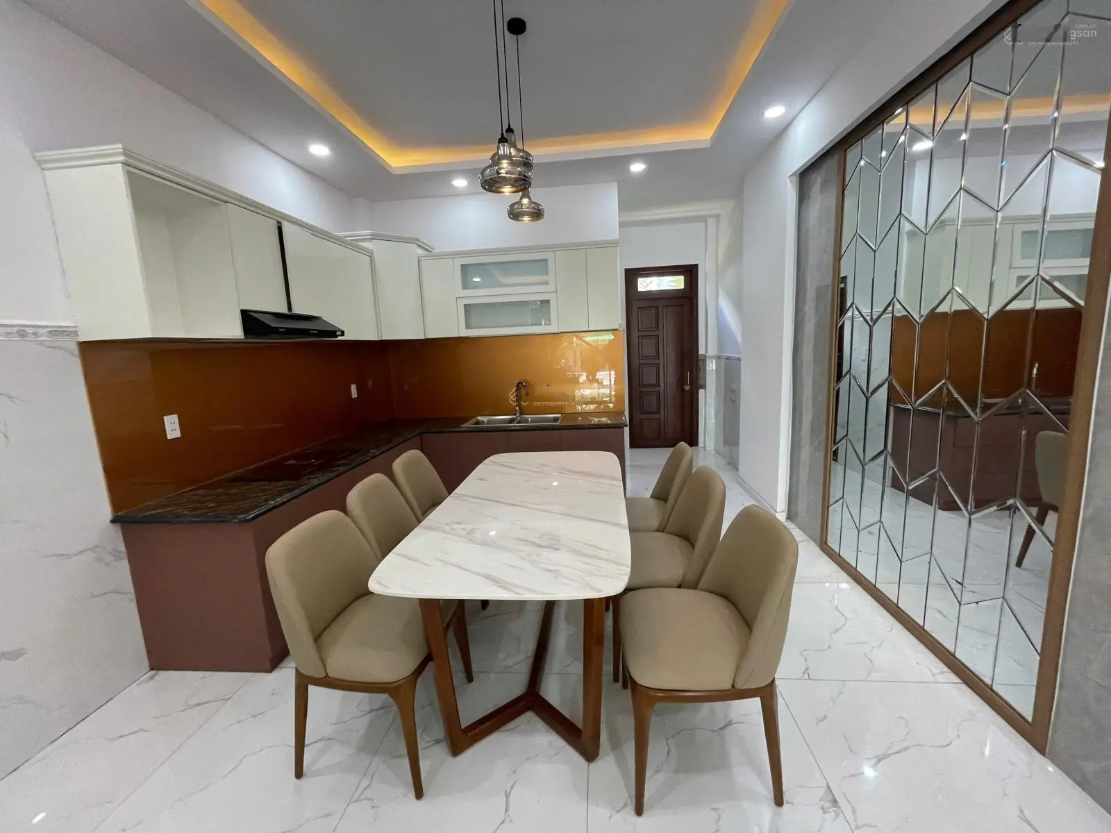 Bán nhà phố thương mại mặt đường Nguyễn Thị Khắp, trung tâm dĩ an, sổ đỏ sẵn, công chứng trong ngày