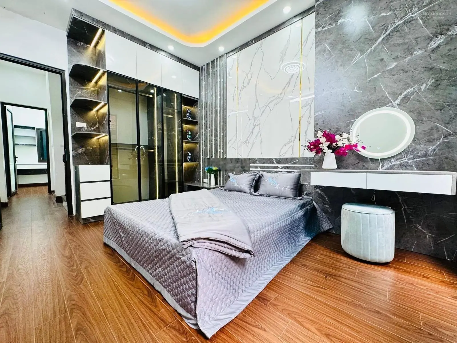 Bán nhà mặt phố Nguyễn Chánh: DT 62m2, MT 4.3m, 5 tầng, KD sầm uất, giá 28.5 tỷ