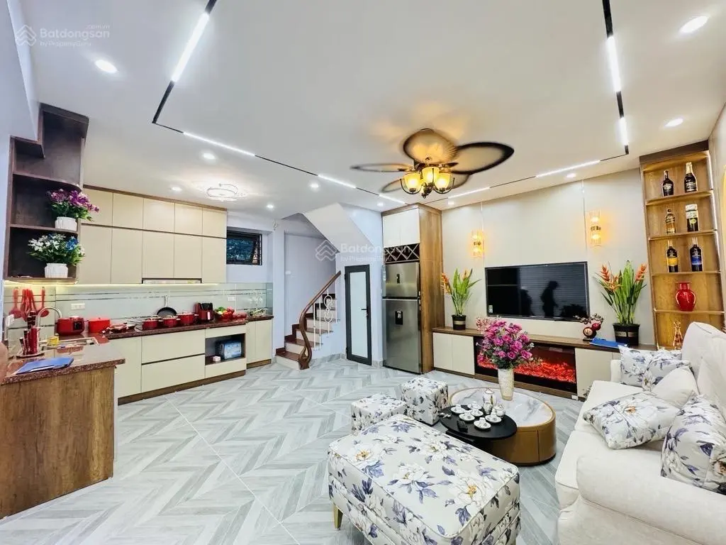 Bán nhà Hoàng Mai - Ô tô đỗ cửa vào nhà - Kinh doanh đỉnh - 40m2 - 4PN. Giá: 7,8 tỷ. LH: 0779 548 ***