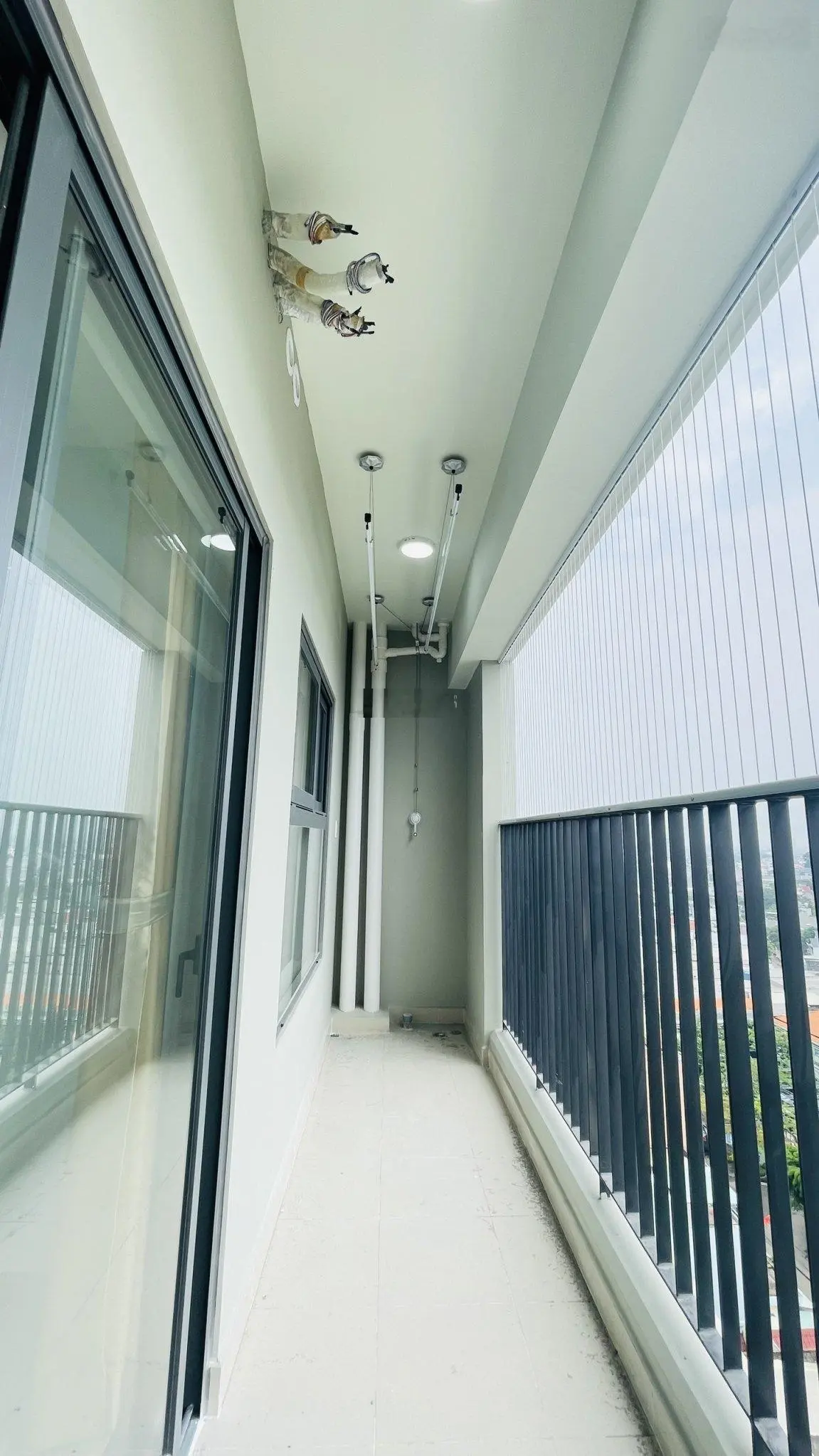 Nhà mới 100% chính chủ cần bán nhanh căn hộ Bcons Garden 2PN + 2WC 63m2 giá bán 1.69 tỷ có sổ sẵn