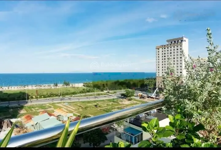 Bán toà khách sạn & căn hộ mặt tiền đường lê thước vị trí sát biển .
