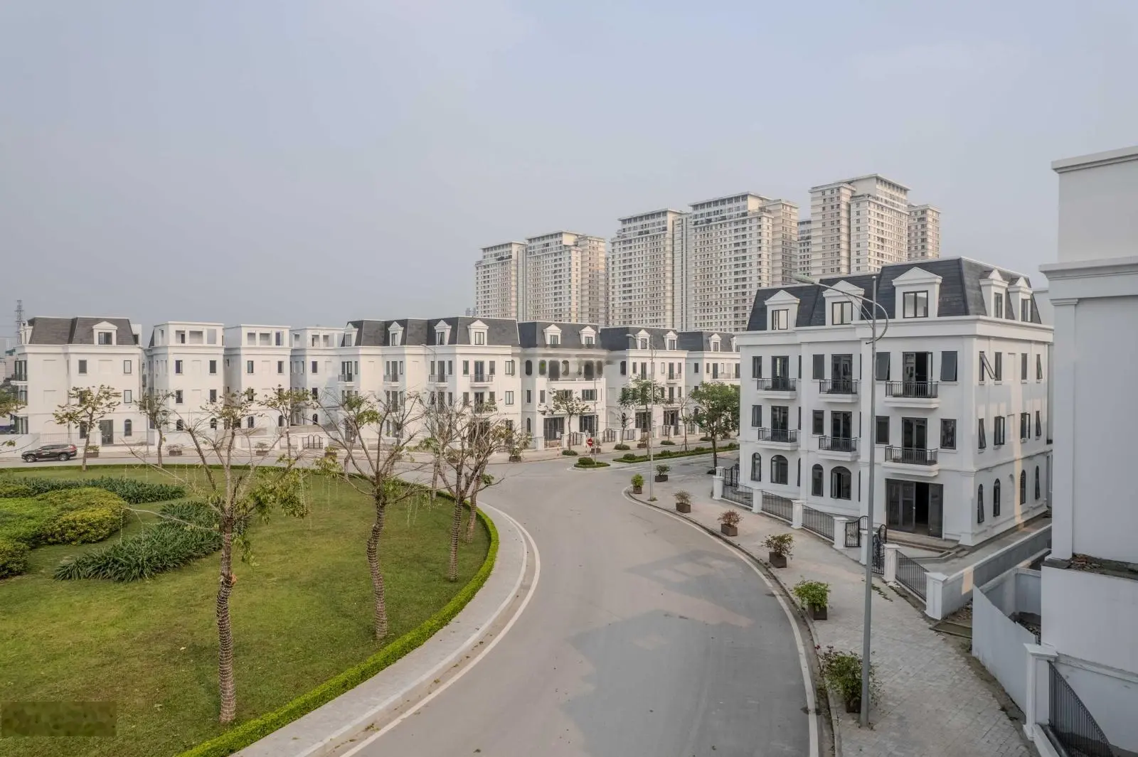 Em Huy cần bán gấp lô biệt thự sát góc P01 diện tích 169m2 3 tầng 1 tum cực đẹp ở Solasta Mansion