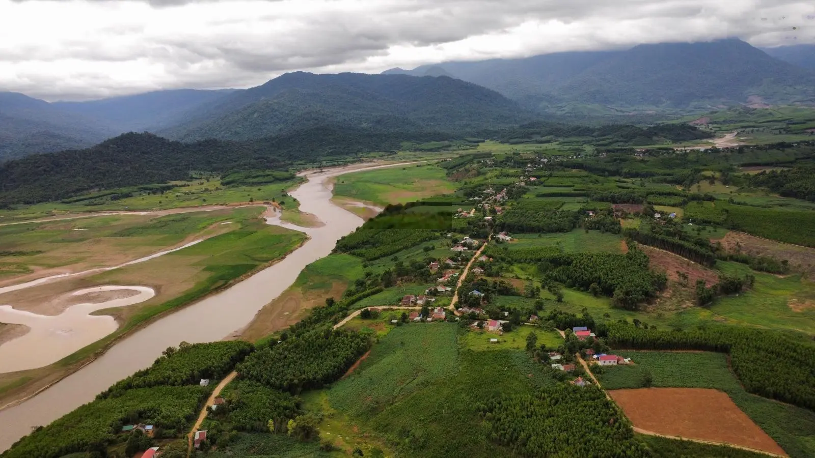 Gia đình cần bán 3450m2 đất có 450m2 thổ cư đất đỏ, giáp hồ Sông Hinh, view đẹp, giá rẻ