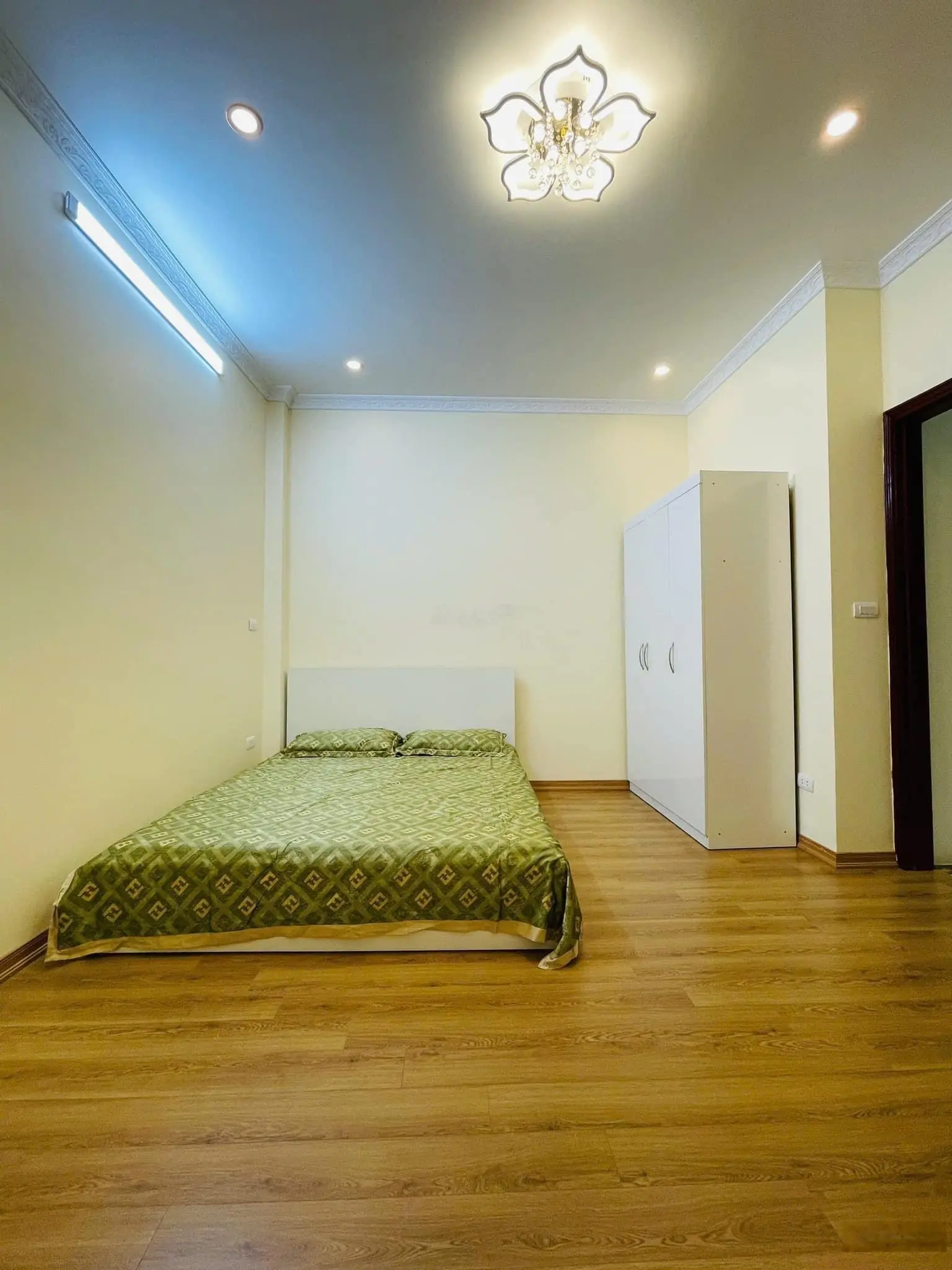 Nhà đẹp phố Ngọc Khánh Ba Đình, Ngõ đẹp Gần Phố , Pull Nội Thất Cần Bán Gấp:50m *5 Tầng*Mt 6m :9 t