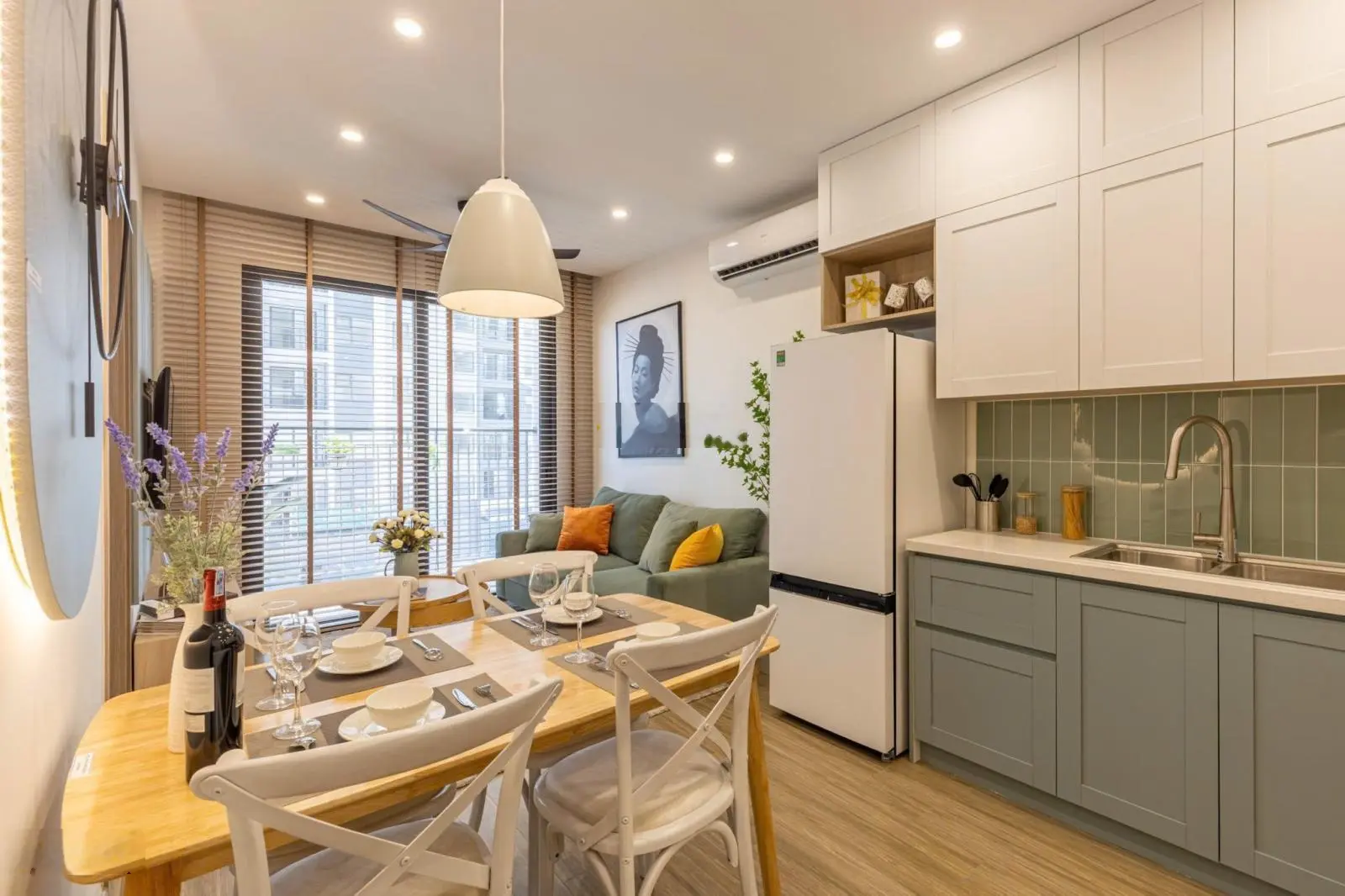 Bán căn 2N2VS 55m2 Vinhomes Smart City, tầng đẹp hướng mát. Giá bán 3.5 tỷ