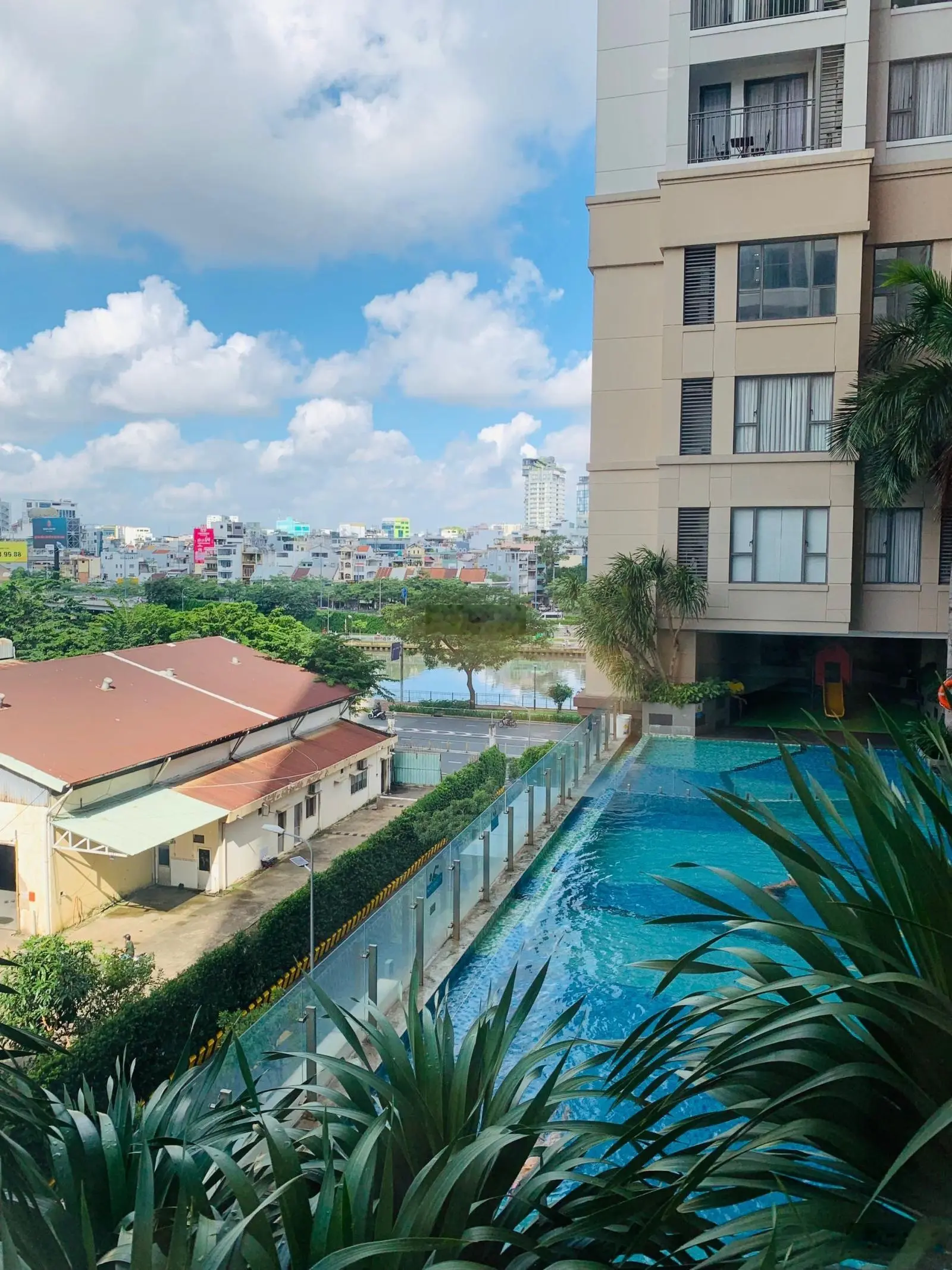 Cần bán gấp căn góc office-tel quận 4 The Tresor 50m2 giá tốt nhất. LH: 0909 024 ***