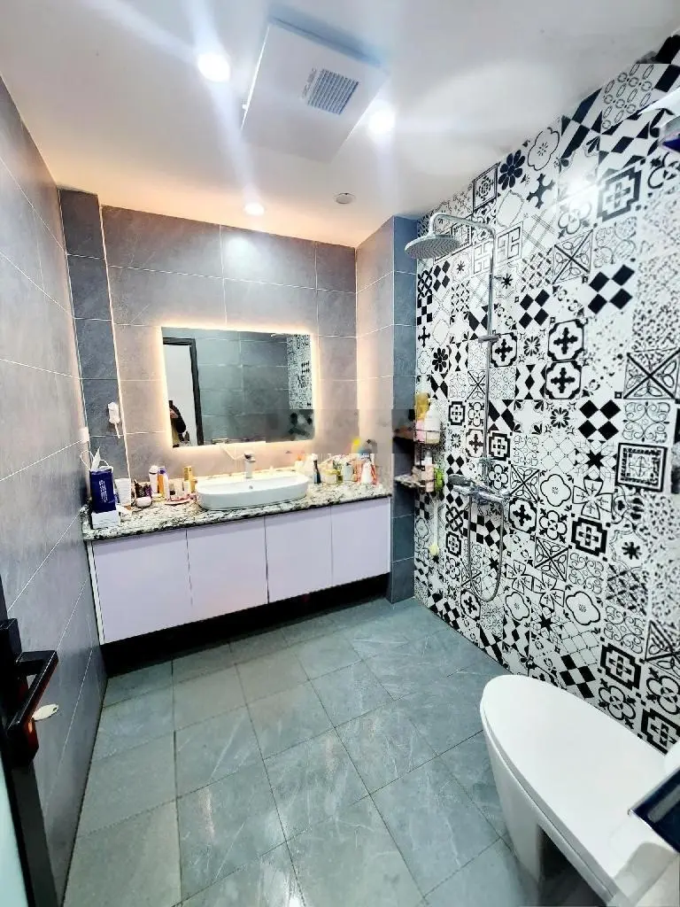 Vị trí đẹp phân lô quân đội ô tô đỗ cửa - gara 7 chỗ vào nhà - 5 tầng thang máy- hbt