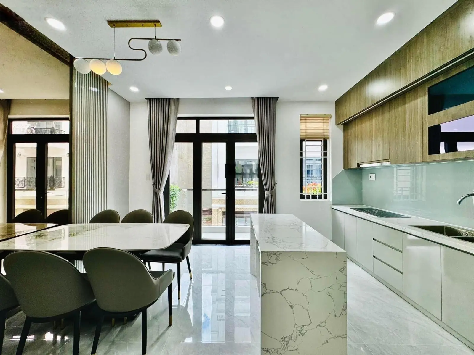 Cần bán nhà CMT8, P12, Q10. DT 62m2, trệt, 4 lầu. Giá 3 tỷ 450. Gần Công trường Dân Chủ.