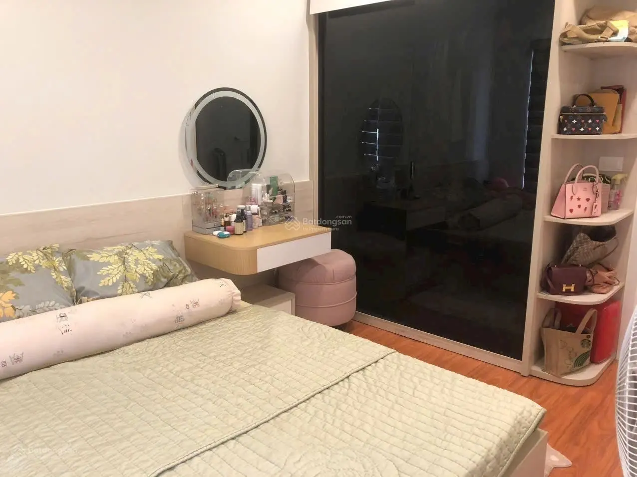 Sát nhà nổi gửi xe,bán 2PN1VS full đồ 55m I5 Đông Bắc 3.580 tỷ TV Vinhomes Smartcity