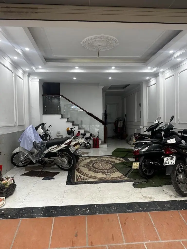 Cần bán gấp nhà 7 tầng - oto vào nhà đường trước nhà 2 xe 7 chỗ tránh , dong tiền 45 triệu/tháng
