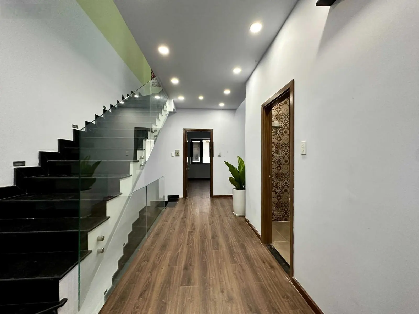 Bán nhanh - Nhà full nội thất cao cấp - 5x20,5m - Hầm 4 tầng - Nhà mới hoàn thiện - Sổ hồng sẵn