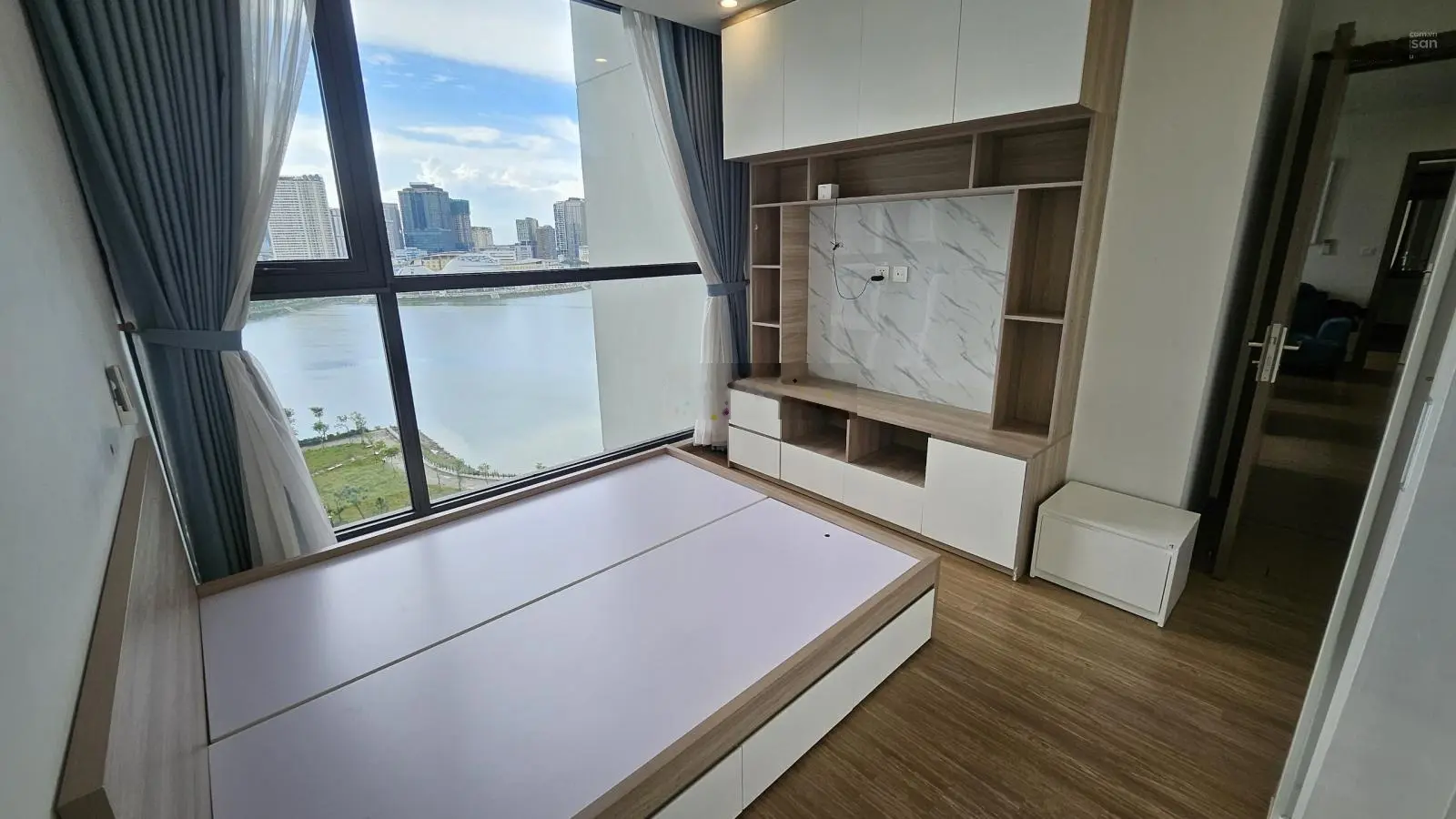 Bán căn hộ 3PN 105m2 view hồ Vinhomes Sky Lake. Giá 10.5 tỷ. LHTT: 0852 891 ***