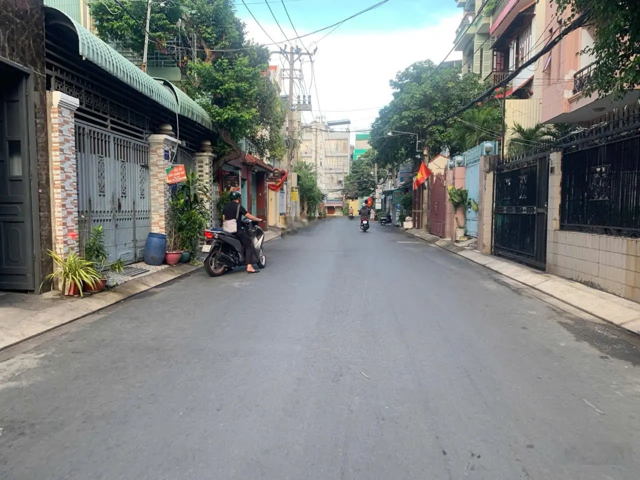Bán Nhà đẹp vào ở ngay đường Lê Đức Thọ , 3 tầng , giá nhỉnh 8 tỷ , dt 76 m2