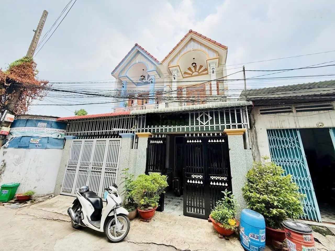 Bán nhà đường Hai Bà Trưng, Phường Đông Hòa. Hẻm xe hơi, nhà 1 trệt 1 lầu có 4PN 2WC. *