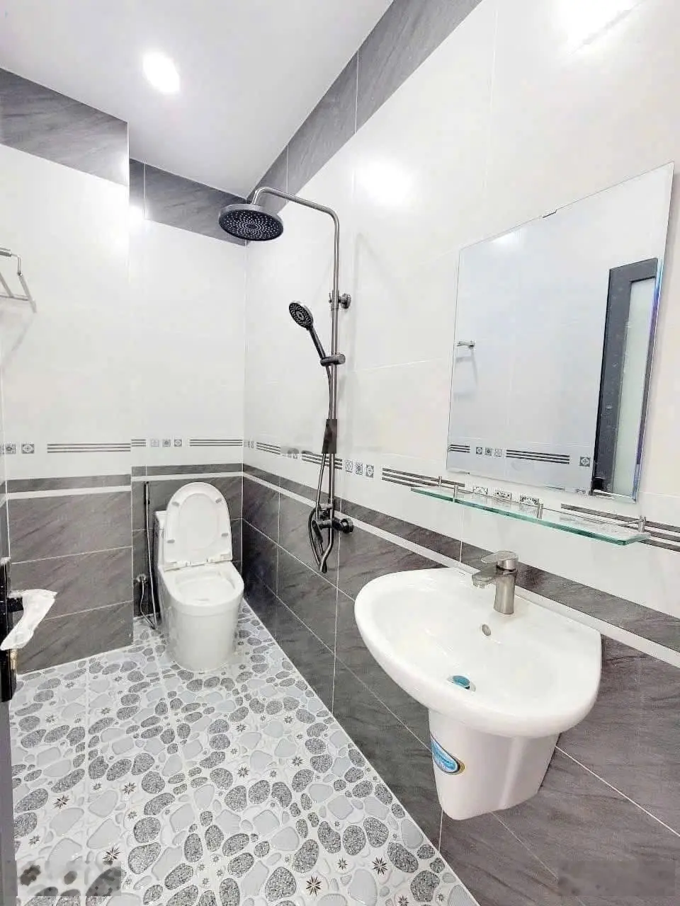 Nhà đẹp 4 phòng ngủ - cách chợ 200m - đường Bình Trị Đông