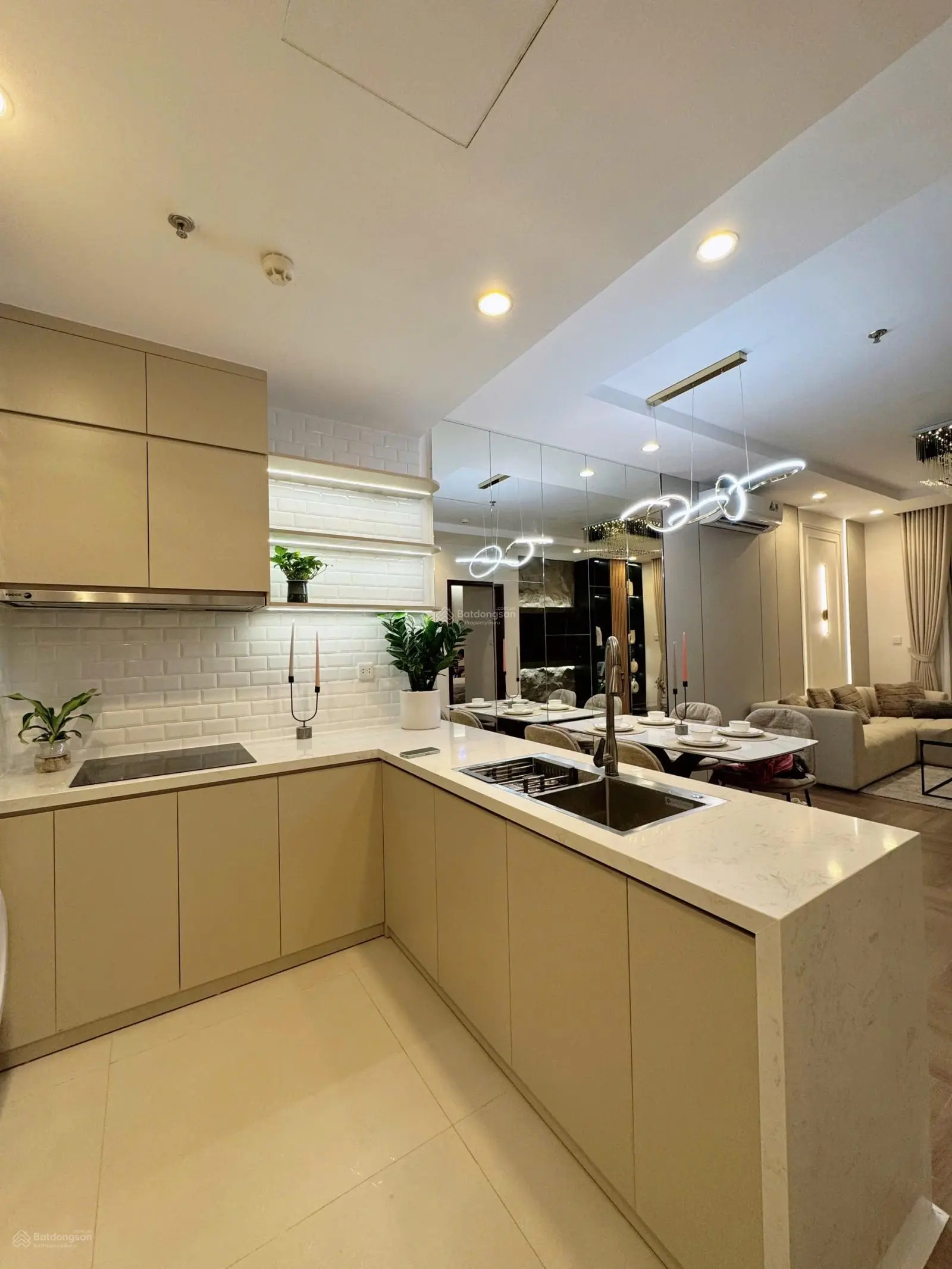 CĂN HOT NHẤT TIMES CITY!!! Căn 2 phòng ngủ 80,4 m2 view nhạc nước lung linh tầng trung full đồ đẹp