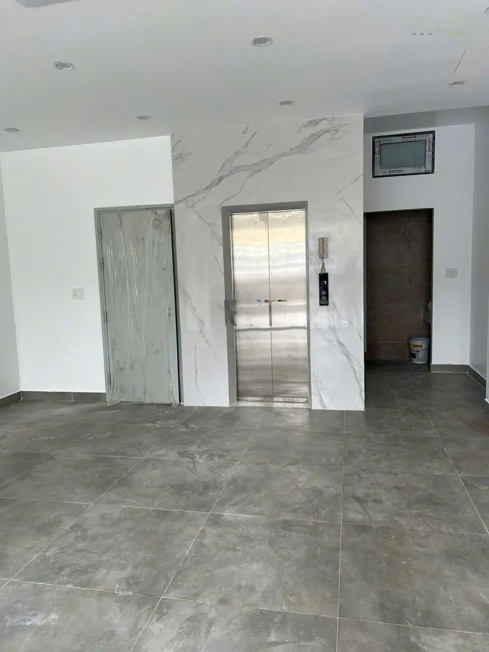 Bán toà nhà 6m x 15m. Xây 7 lầu có thang máy mặt tiền đường Lê Thị Riêng, phường Thới An, Q12