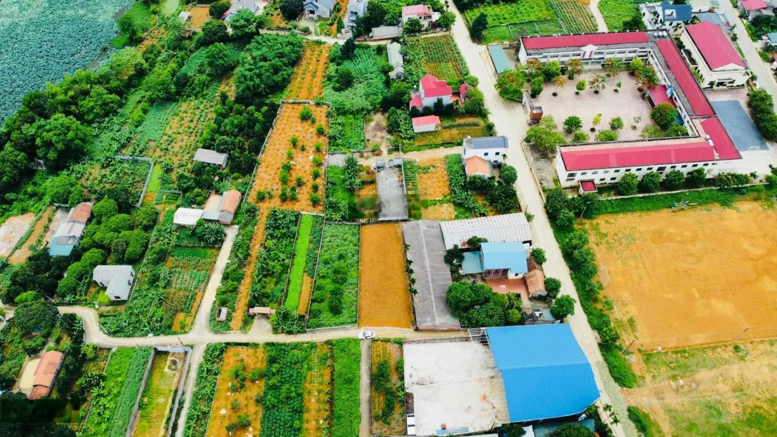 Bán đất 400 m2 ngõ 4.5 m mặt tiền 28 m 2 ô góc 2 MTH
