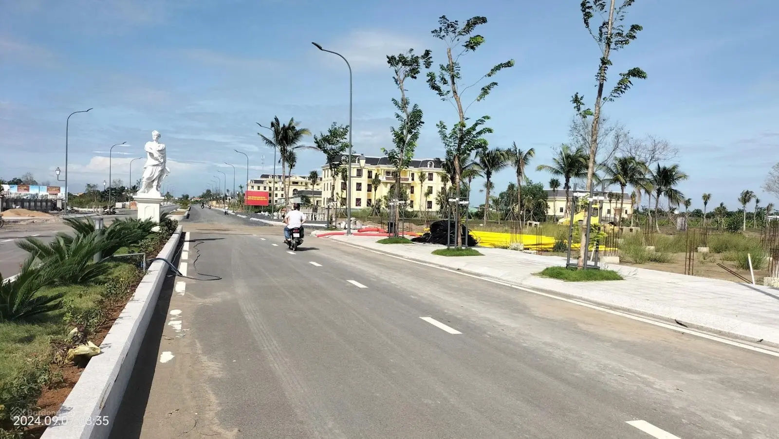 Bán nền góc 2 mặt tiền đường nhựa 12m, DT (7x16) giá 1,950 tỷ. Cách ủy ban, siêu thị chỉ 300m