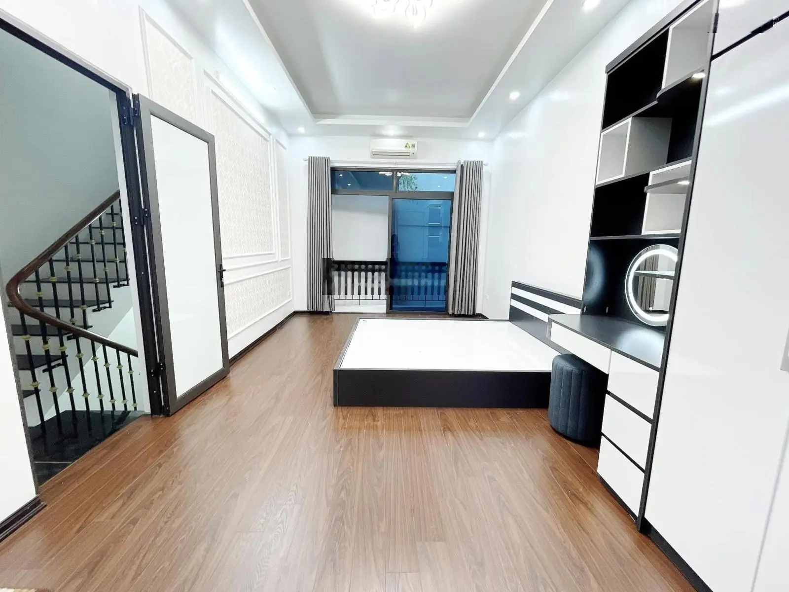 Bán nhà Đội Cấn - 50m lên ô tô - 38m2x 5Tx 6.5 tỷ - lô góc trước nhà thoáng - chỉ về ở