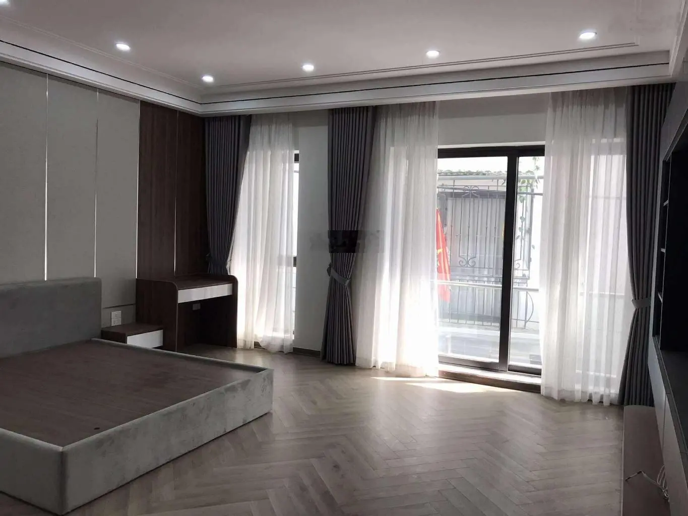 NHÀ LÔ GÓC GARA Ô TÔ THANG MÁY FULL NỘI THẤT Phố Ái Mộ, Long Biên 67m sử dụng 6.5