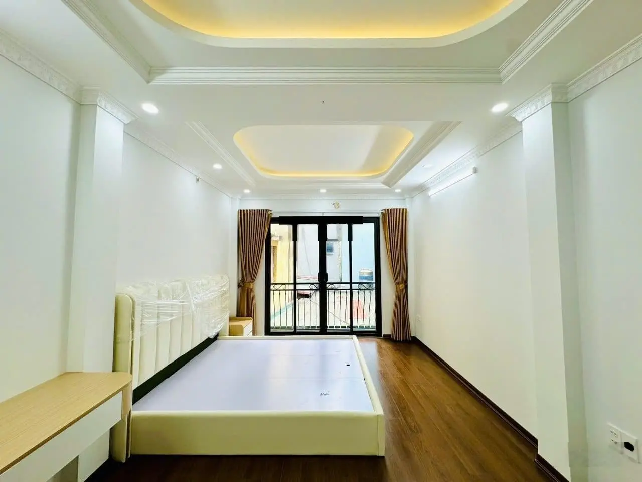 Siêu phẩm 5 tầng thang máy - cách phố vài bước chân ra phố Dương Văn Bé, 3 ô tô tránh thoải mái