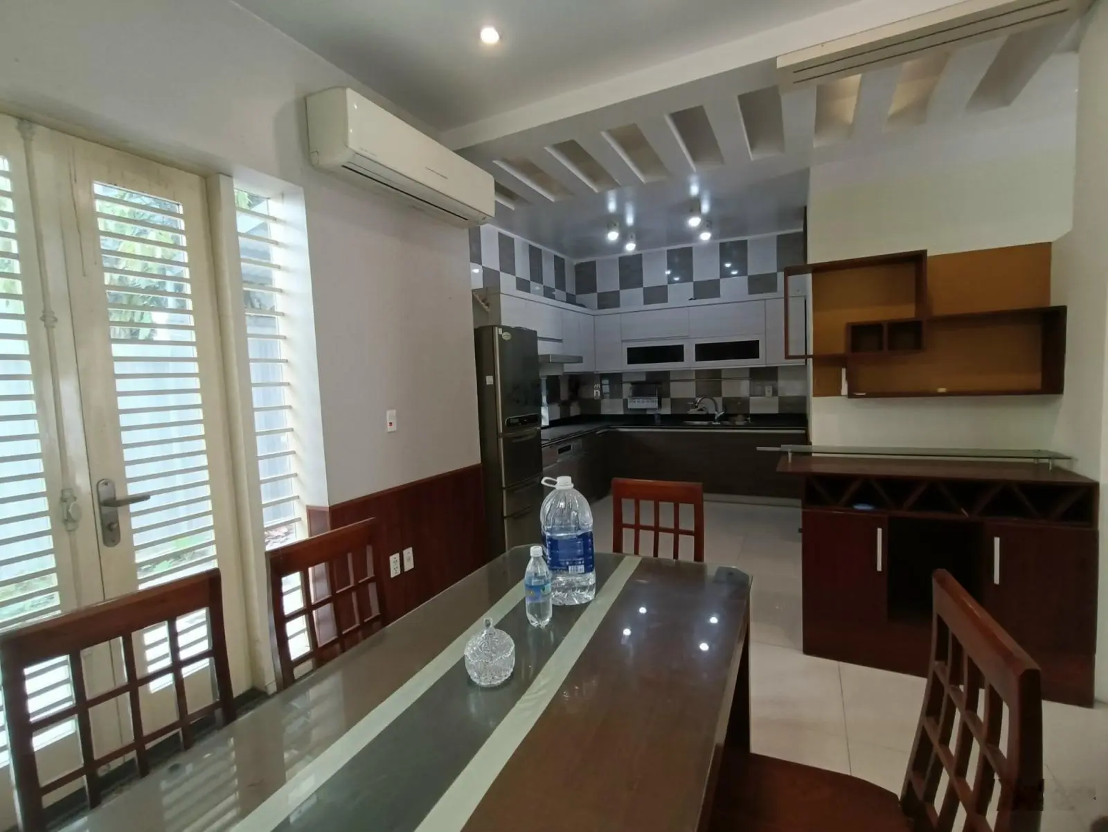 Cần tiền bán gấp biệt thự Mê Linh, 180m2, MT 9m, đã có bìa đỏ cá nhân, giá 8.3 tỷ