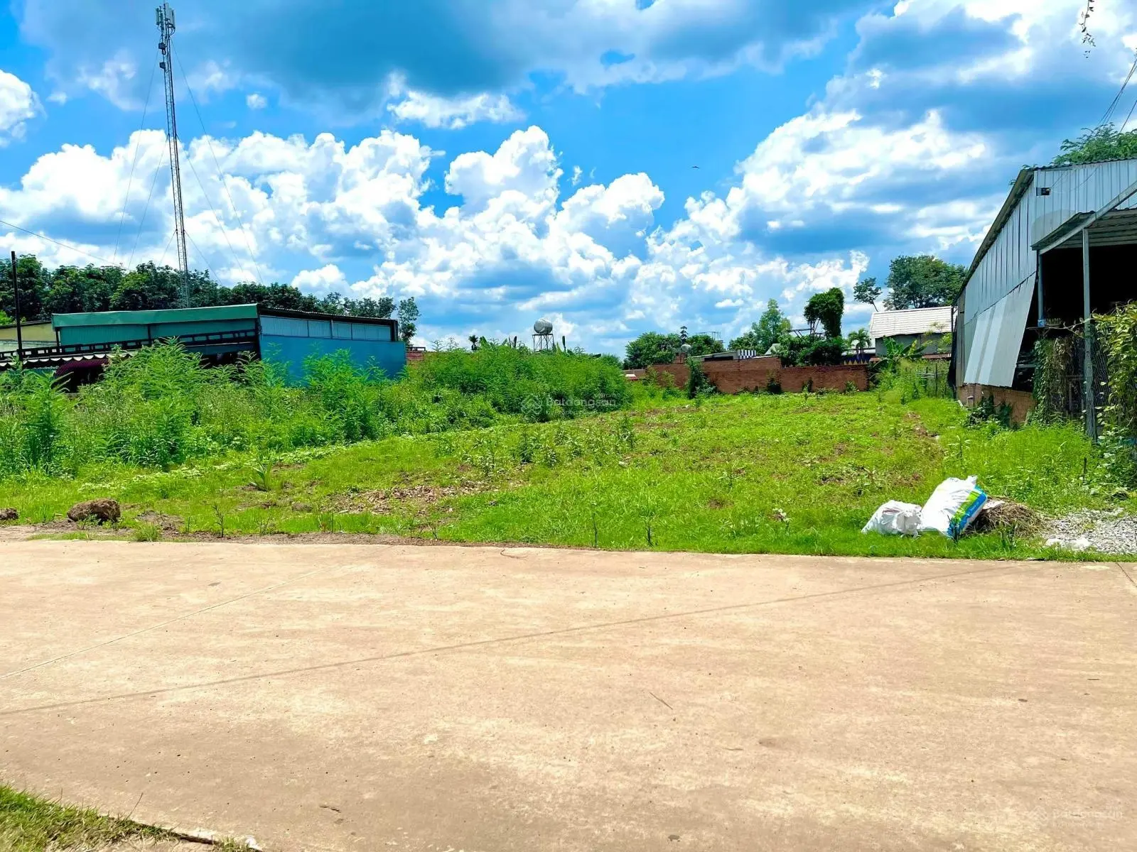 Kẹt tiền bán gấp 20x40m=800m2 MT đường 16m ngay chợ, KCN QL13 dân rất đông tiện xây trọ 175tr/sổ