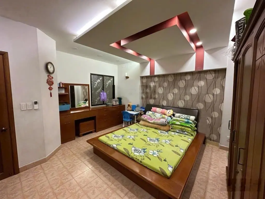 Bán nhà gần chợ Phạm Văn Bạch - sát mặt tiền - Tân Bình - 100 m2 - 4 tầng - 12.9 tỷ