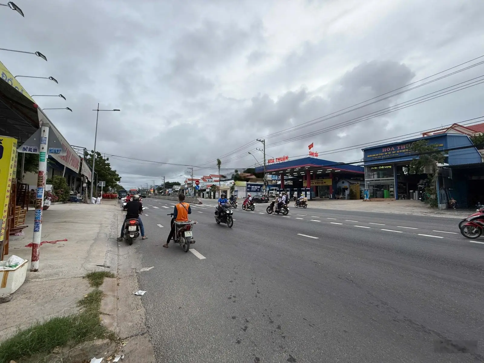 Cần Bán Nhanh Lô Đất Thổ Cư 300m2 , mặt tiền 7m - bên cạnh là Ngân Hàng - Đường Hùng Vương - QL1A