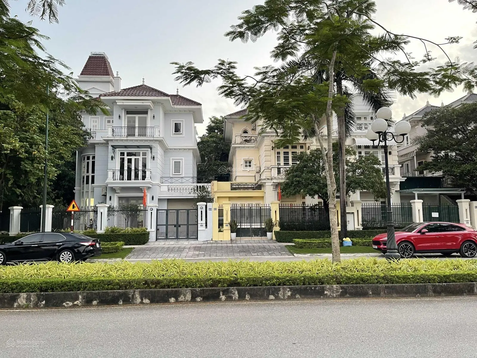 Bán shophouse 2 mặt tiền, nhà thô mới tinh, giá rẻ nhất khu, quản lý vận hành tốt, ở cực kỳ sướng