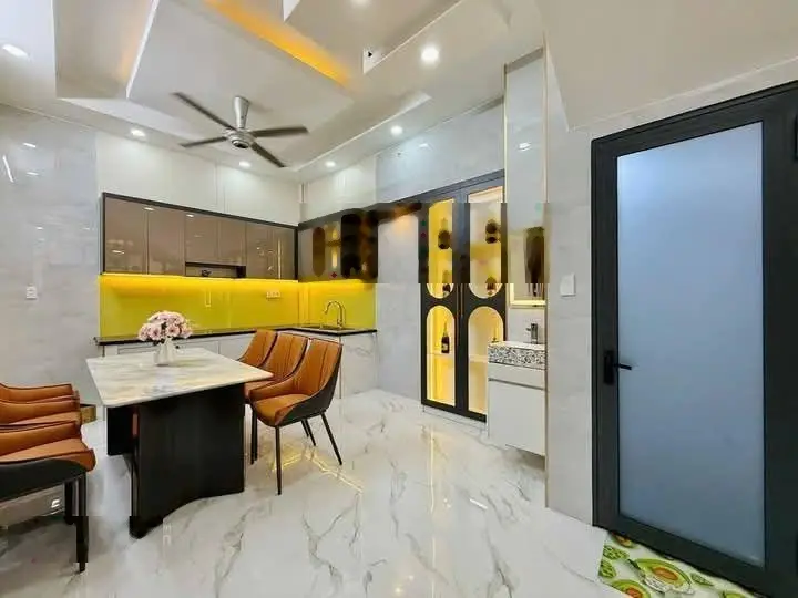 Lô góc phố Chùa Láng, mặt ngõ nông gần phố, cách ô tô chỉ 45m, 3 gác tránh, dt 40m2* 5 tầng