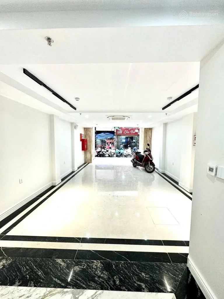 Toà nhà vp 8 tầng quận cầu giấy - vỉa hè ô tô tránh - view vườn hoa