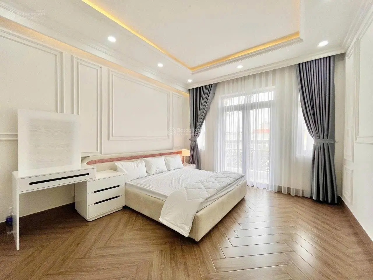Ngộp! Bán gấp siêu phẩm nhà 109m2 x 5 tầng, QL13 Ngay Vạn Phúc City 9.9 tỷ