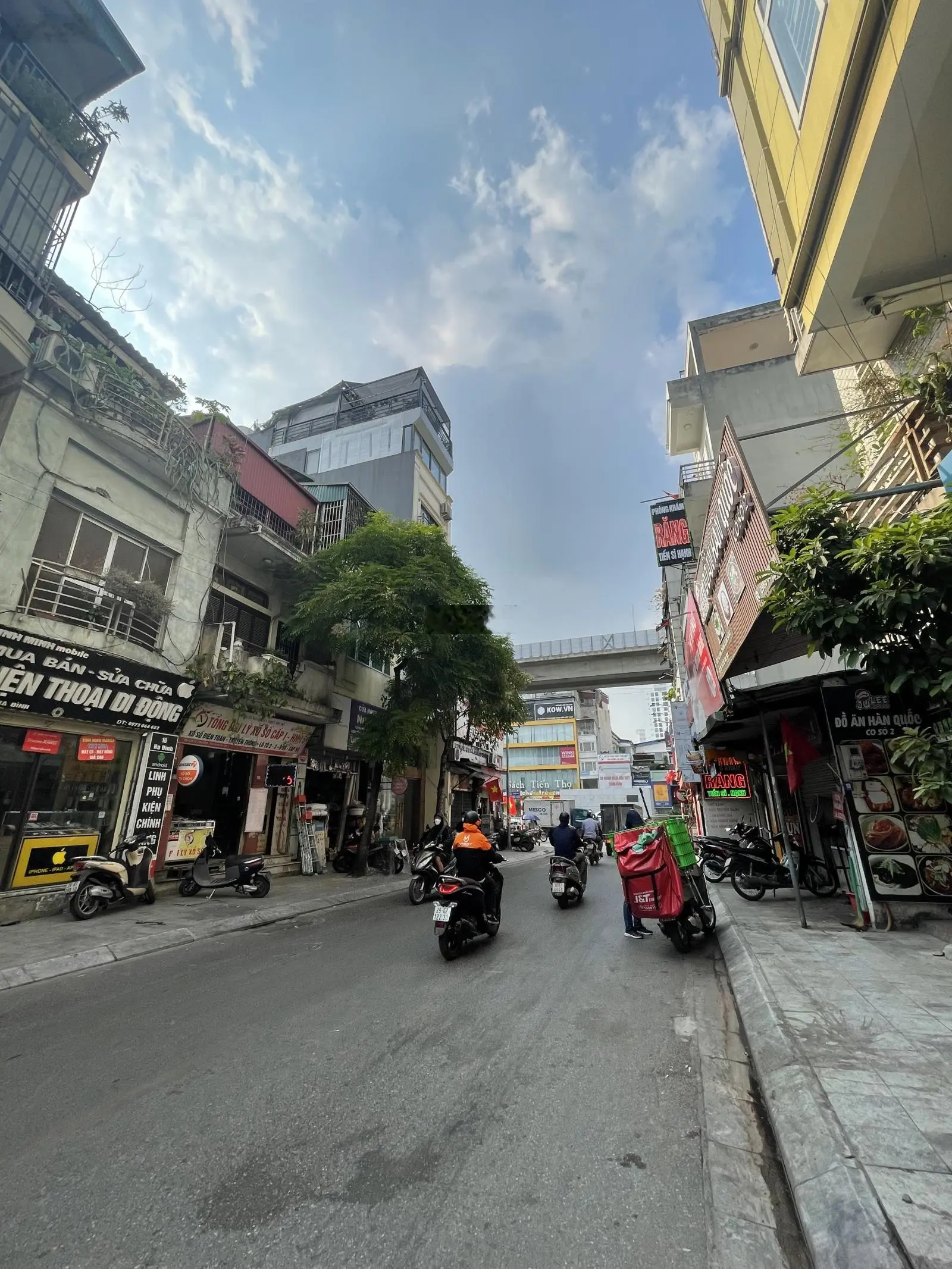HIẾM ! GIÁ ĐẦU TƯ. 69m2 mặt phố HẠ ĐÌNH vỉa hè rộng . Chủ cho thuê 500tr/năm .