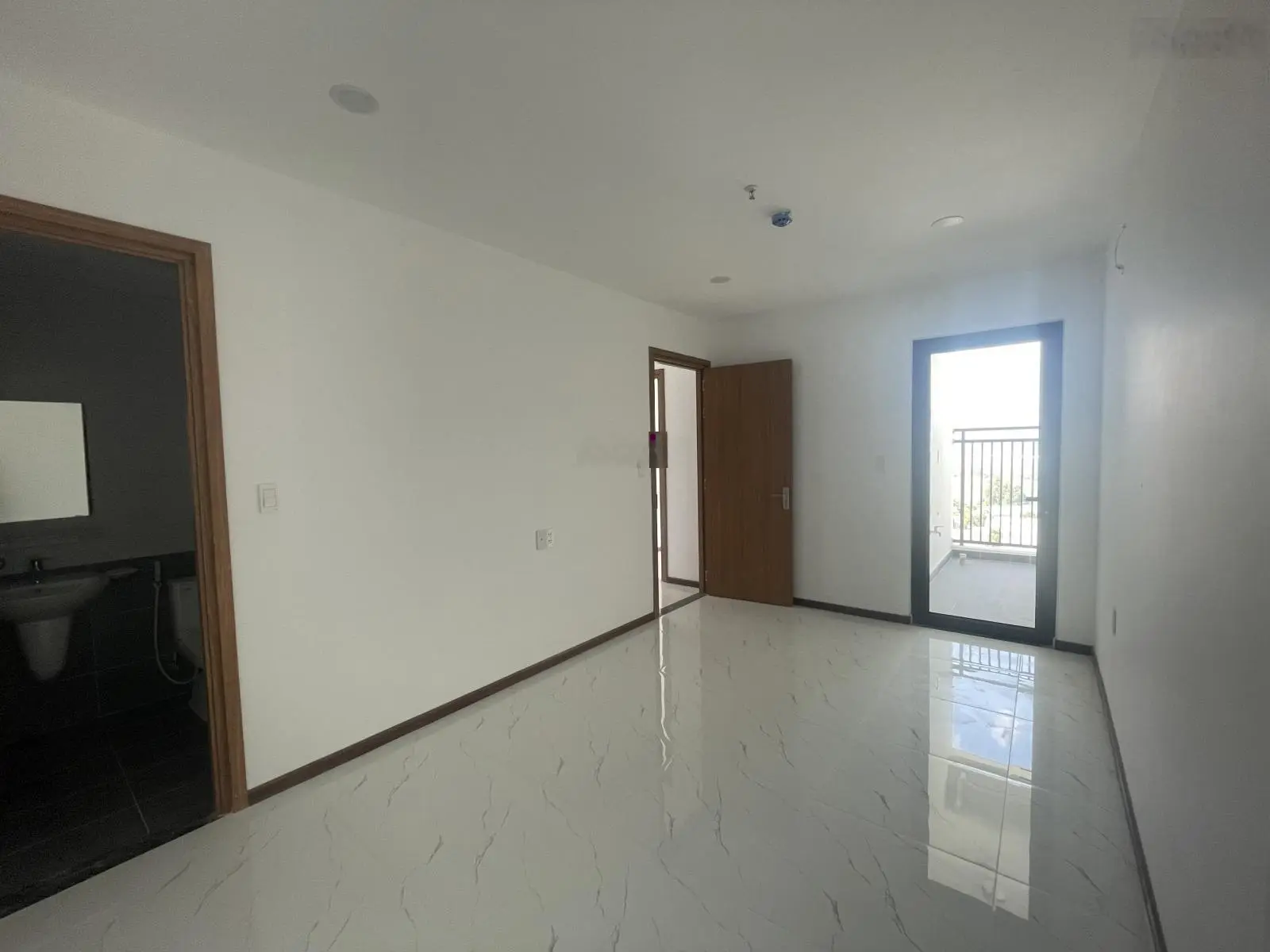 Cần tiền bán gấp căn hộ 61m2-2PN2WC bao thuế phí sang tên, LH 0766 128 ***