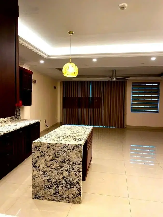 Cần bán tòa nhà 6 tầng mặt hồ Tây, mặt phố Nhật Chiêu, 108m2. Mt: 6m, Vị trí đắc địa