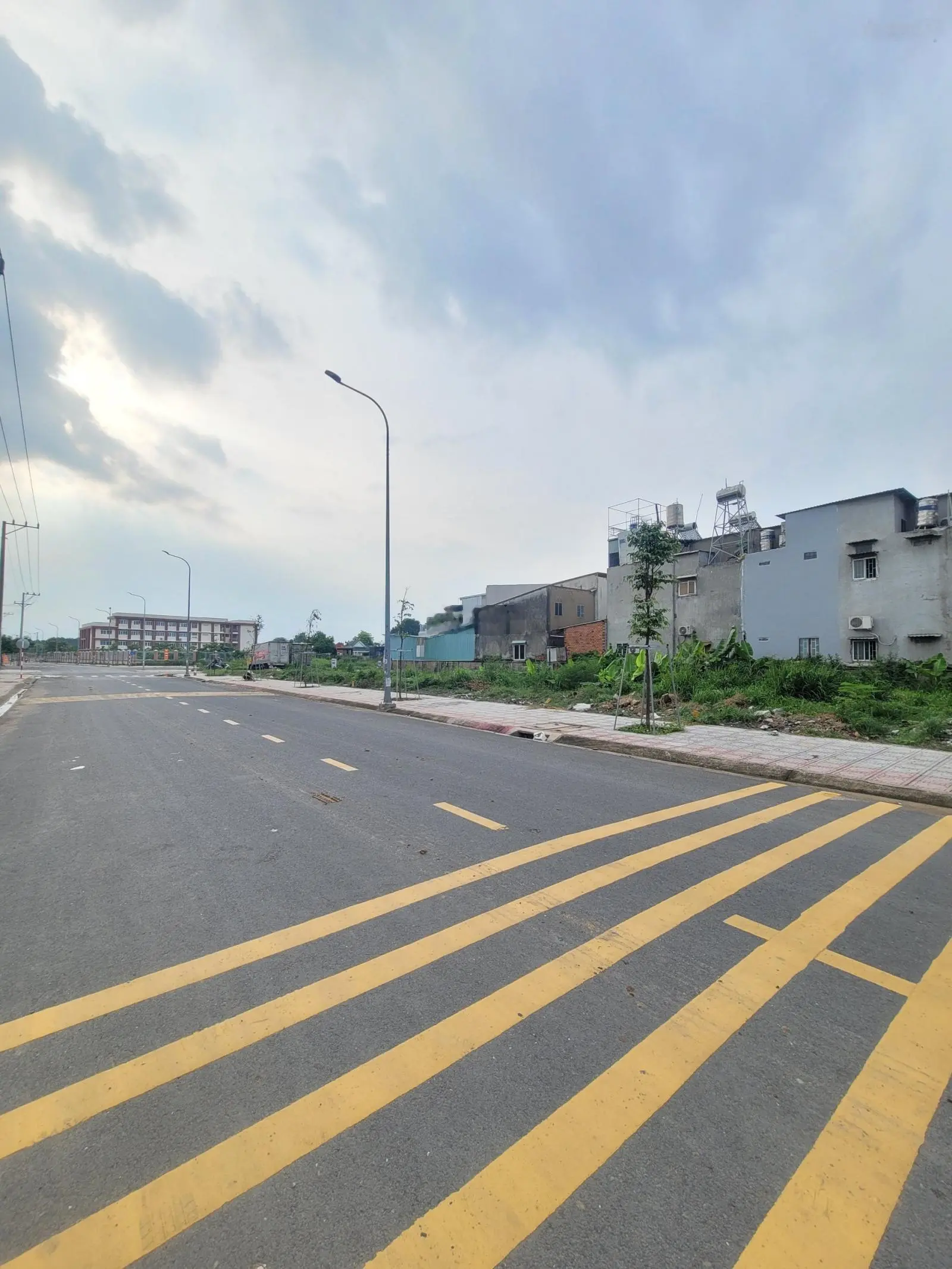 4,5 tỷ, 5x15,5m, đất xây tự do, đường trục chính TĐC Đông Hòa C, ngay chợ Đông Hòa, cách QL1K 100m