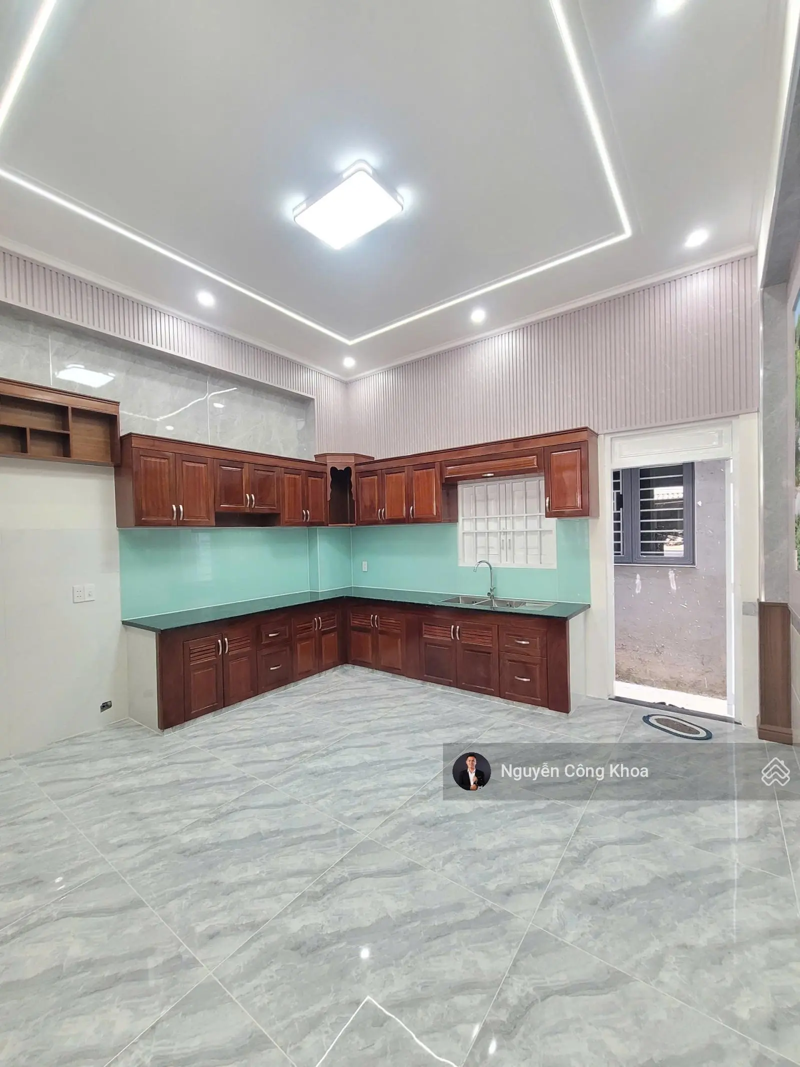 Bán nhà đúc 3 tấm tân cổ điển, sân ô tô, 3 phòng ngủ, 4WC, KDC gần TTYT P. Tân Đông Hiệp, Dĩ An