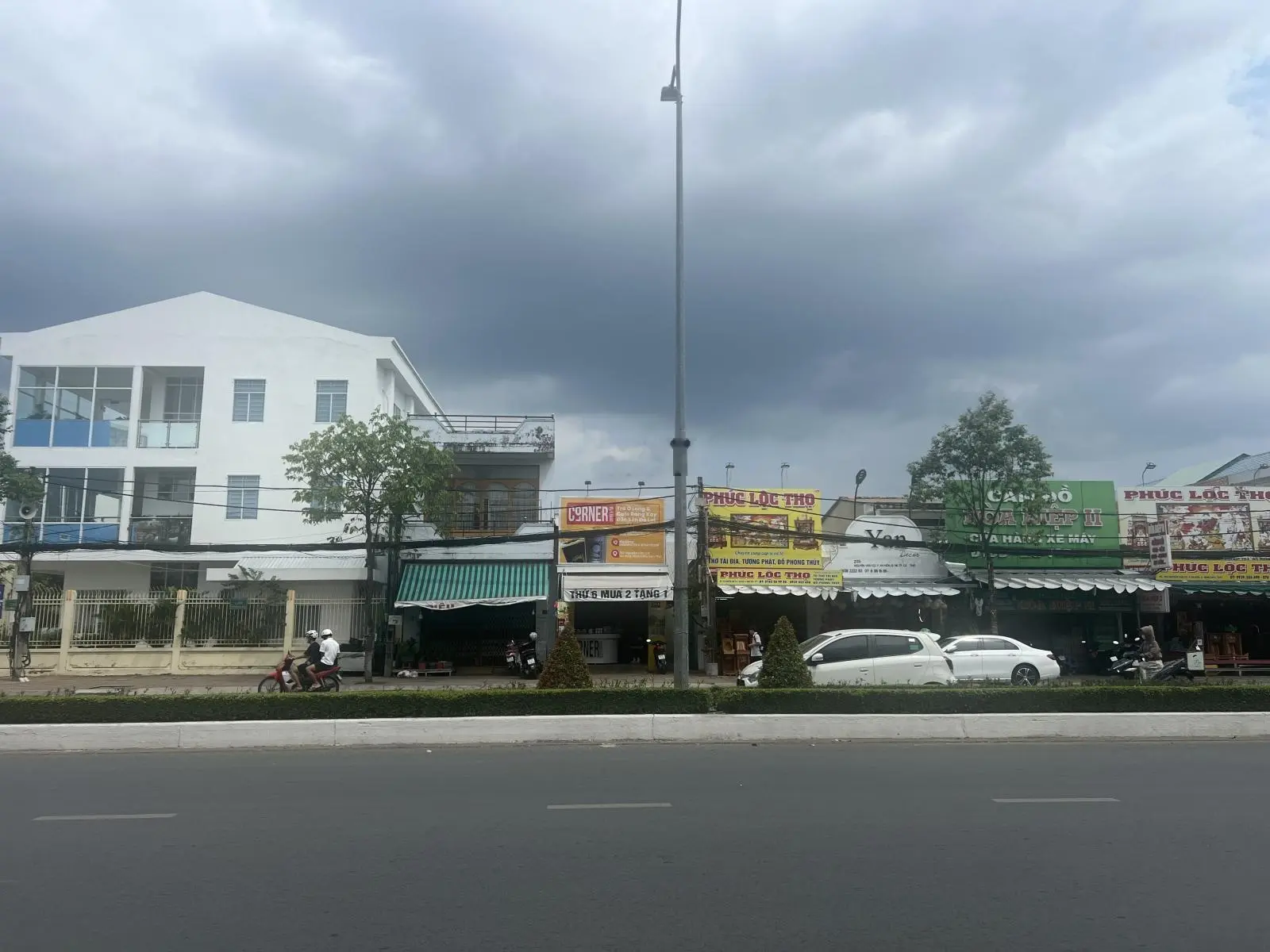 Nhà cấp 4 mặt tiền đường Nguyễn Văn Cừ ngang 4m dài gần 30m nở hậu giá chỉ 15 tỷ . vị trí đẹp