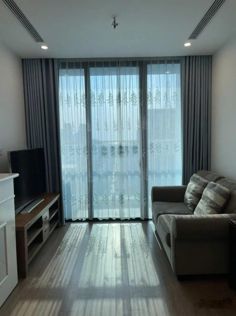 Bán căn 2 ngủ diện tích 77m2, nhà nhiều cửa sổ thông thoáng, vị trí thuận tiện đủ đường, sổ đỏ sẵn
