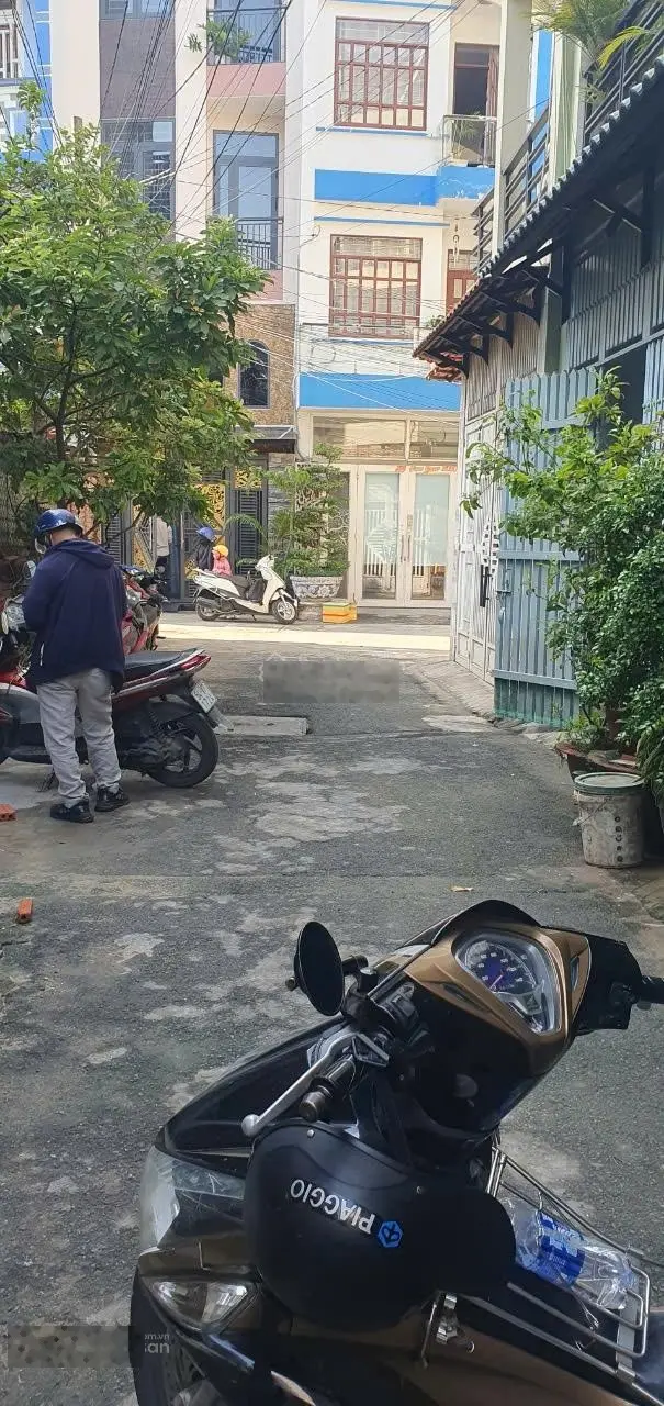 Nhà vị trí rất đẹp, xe hơi trước cửa, quay xe dễ dàng, gần đường lớn, 4m*15m đúc 3 lầu ST 4PN 4WC