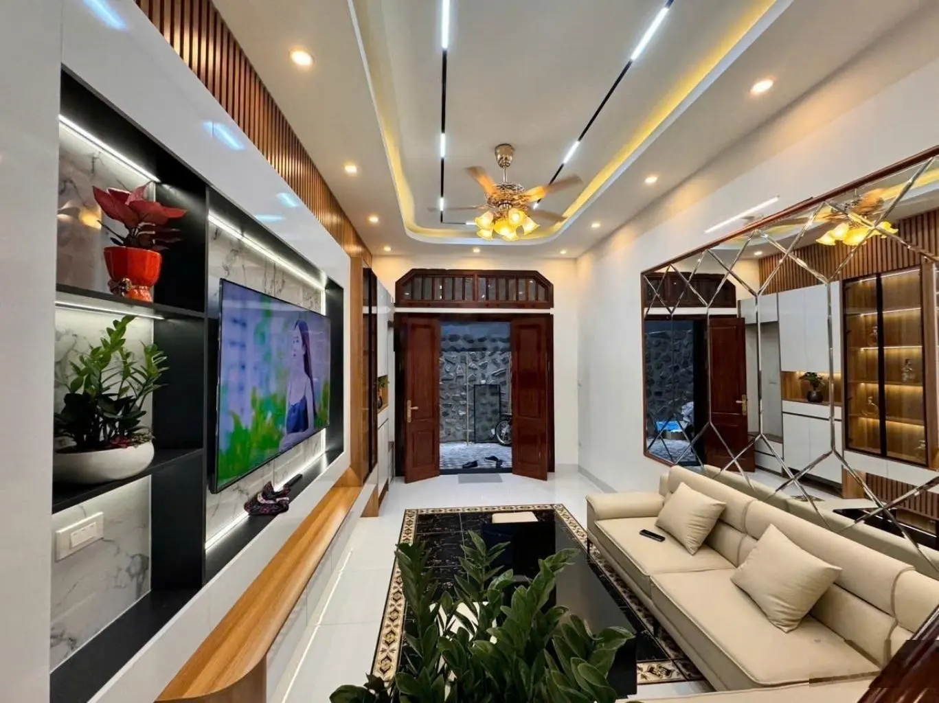 Hiếm ! Quân Hoa Cầu Giấy nhà đẹp ở ngay 40m2 ,5 tầng, 9 tỷ 5