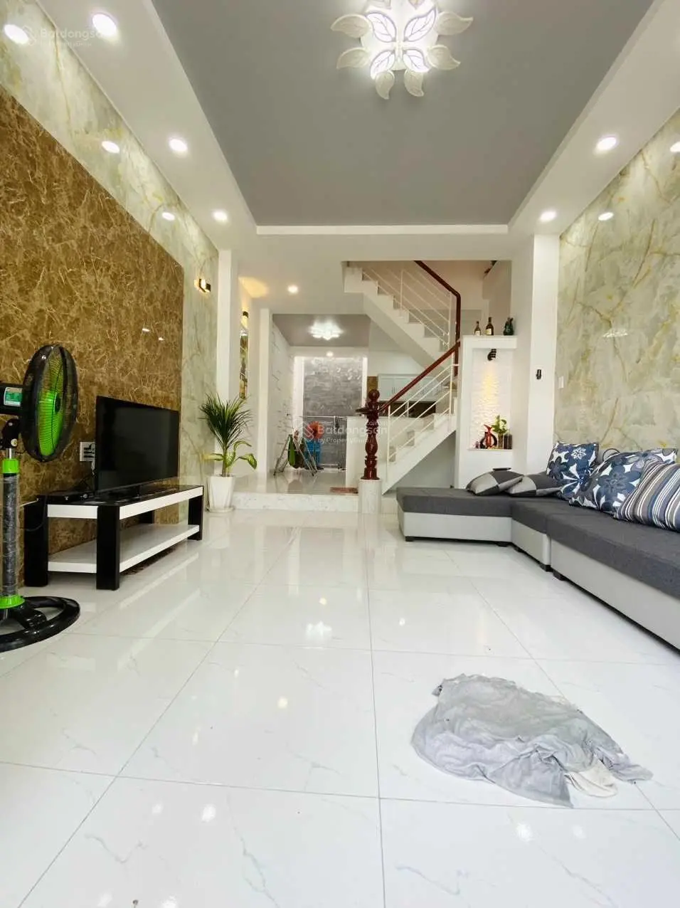 Bán nhà đẹp gía rẻ nhà 1 trệt 1 lầu sổ hồng riêng đúc thật 100% gía rẻ nhất khu tặng nội thất
