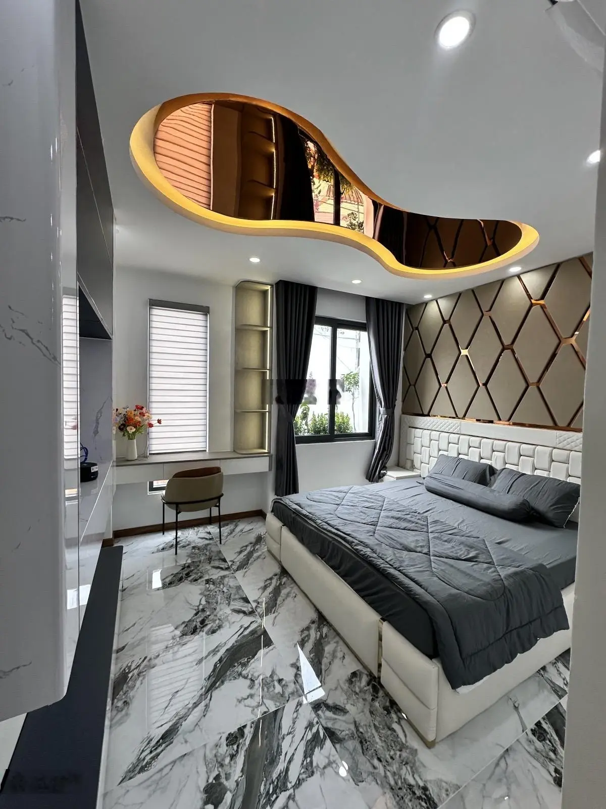 + HẺM XE HƠI. + Nhà xây dựng theo phong cách hiện đại, nhà 1 trệt, 1 lửng, 3 lầu. + Nhà 4 phòng