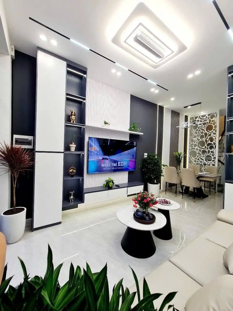 Siêu Phẩm Phân Lô Trung Kính, Ô tô ngủ trong nhà, 2 Thoáng, Full NT cao cấp, gần phố to, 65m2x5T, G